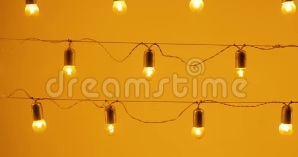 灯泡贴在墙上的电线上节日的概念灯泡橙色晚上的灯具装饰玻璃灯笼视频的预览图