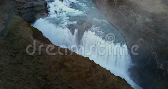 冰岛美丽的风景景观鸟瞰图强大的瀑布海鸥瀑布在山上流下来视频的预览图