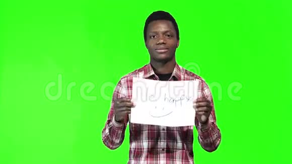 非洲男人举起快乐的标志视频的预览图