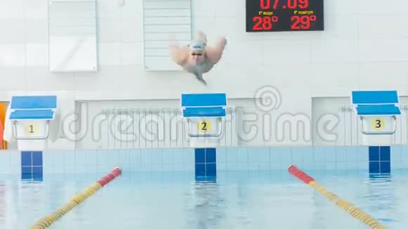 运动员潜入游泳池游到摄像机前视频的预览图
