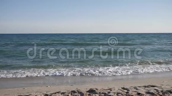 女人在沙滩和大海上奔跑自由快乐的女人穿着泳衣的快乐女孩视频的预览图