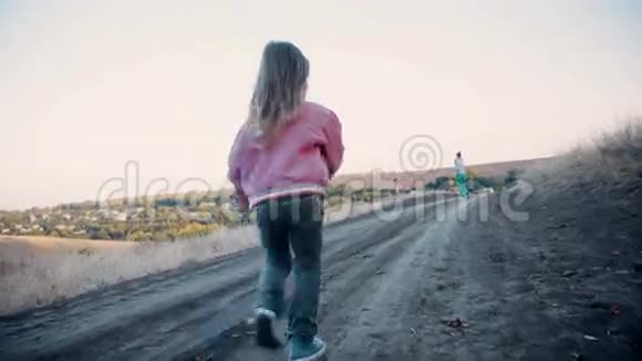 小女孩沿着乡间小路大步走来视频的预览图