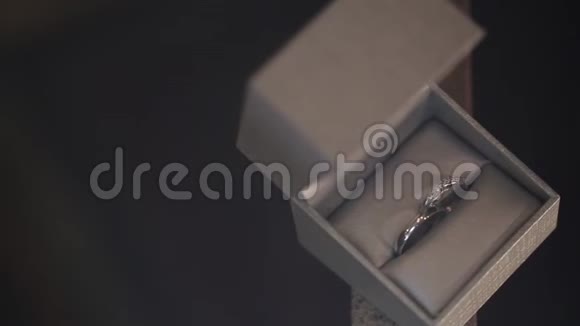 银婚戒指在白色盒子宏观特写拍摄钻石珠宝视频的预览图