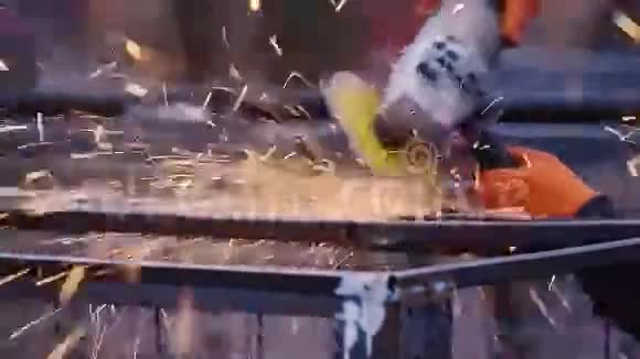 焊接后金属制品的打磨手工电动工具处理焊缝视频的预览图