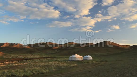 日落时沙漠中的蒙古包蒙古草原视频的预览图