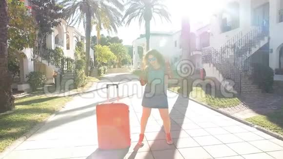 度假村附近摆手提箱的年轻女子夏季生活方式画像视频的预览图