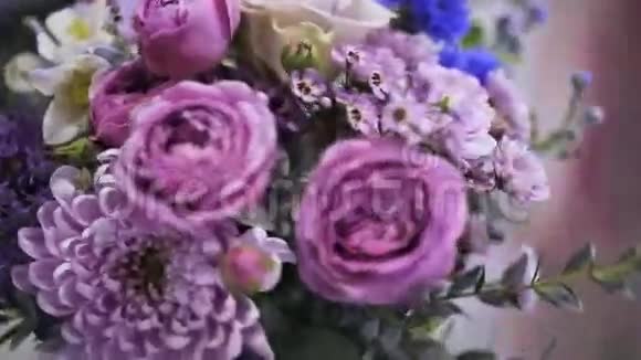 在一家花店里一束鲜花被送到买家手中视频的预览图