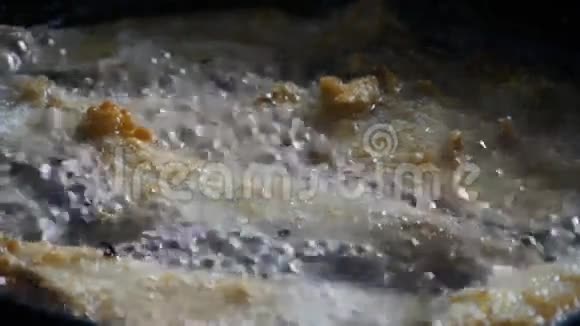 用煮沸的炸鱼视频的预览图