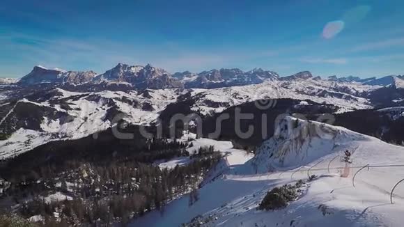 一览积雪覆盖的高山山峰度假区全景滑雪视频的预览图