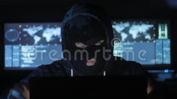 掩码中的危险黑客试图使用代码和数字进入系统以查找安全密码这就是视频的预览图