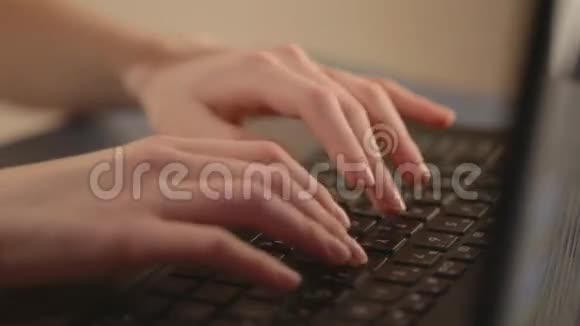 程序员她的女人用笔记本电脑打字专注于他的手指视频的预览图
