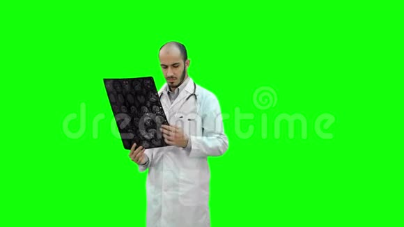 医生在绿色屏幕上检查X射线结果Chroma键视频的预览图