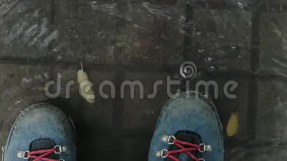 雨和水坑穿着皮鞋走路视频的预览图