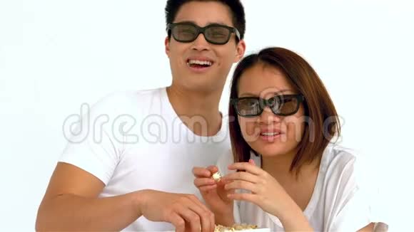 嘲笑亚洲夫妇吃爆米花和戴电影眼镜视频的预览图