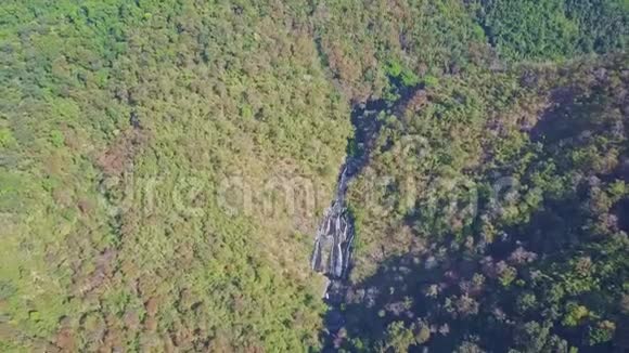 山间峡谷的空中景观视频的预览图