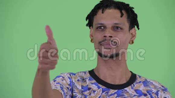 快乐的非洲年轻人竖起大拇指的脸视频的预览图