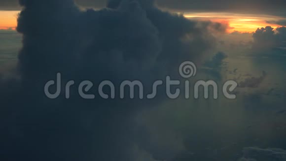日出蓝天白云的鸟瞰海洋倒影视频的预览图