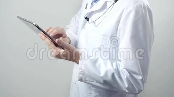 带数字平板电脑的年轻医生视频的预览图