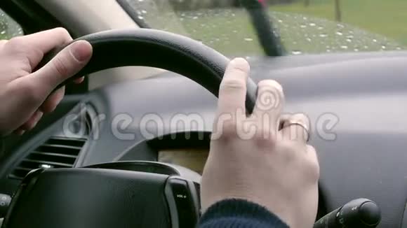 一个男人在雨天开车视频的预览图