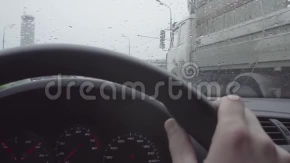 在城市街道上的汽车挡风玻璃上观看视频的预览图