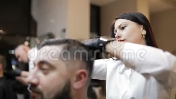 理发师用剪刀和梳子视频的预览图