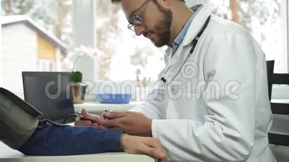 医疗保健医生检查病人血压视频的预览图
