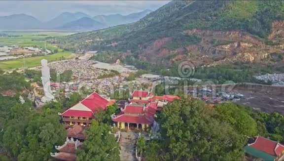 离村庄更近的空中运动与寺庙建筑视频的预览图