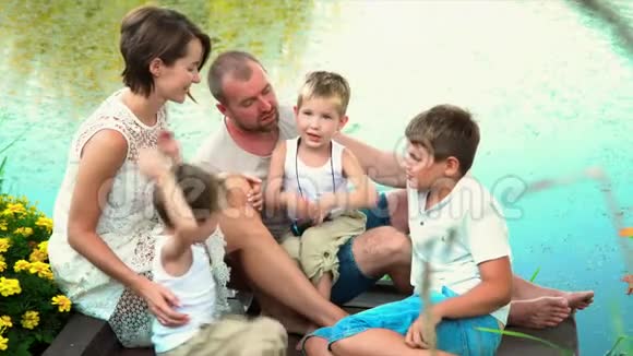 和儿子一起度假的父母孩子们和父母在新鲜空气中玩耍充满爱的家庭慢慢视频的预览图