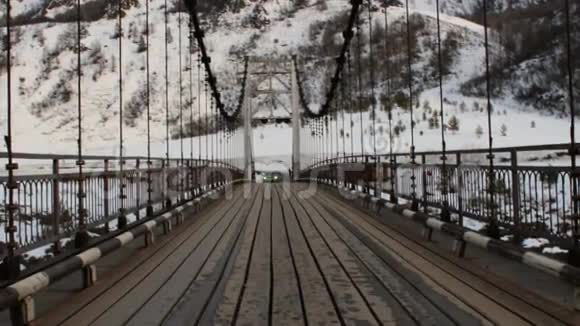 汽车通过吊桥行驶视频的预览图