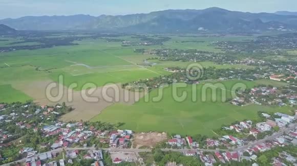 稻田和丘陵周围的高空观景村视频的预览图