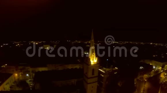 从鸟瞰夜城空中飞行马耳他视频的预览图