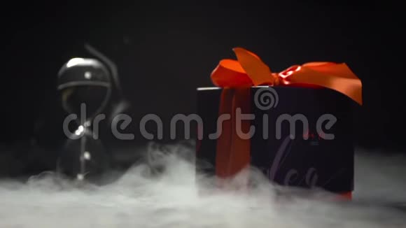 沙漏背景的黑色礼品盒视频的预览图