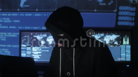 掩码中的危险黑客试图使用代码和数字进入系统以查找安全密码这就是视频的预览图