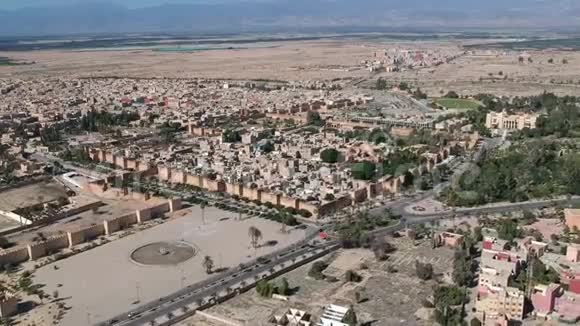 与Drone一起飞越摩洛哥的Kasbah和Medina视频的预览图