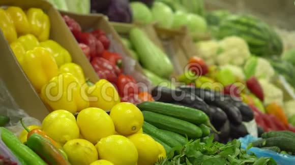 健康食品店在柜台上蔬菜躺着市场上菜色鲜艳视频的预览图