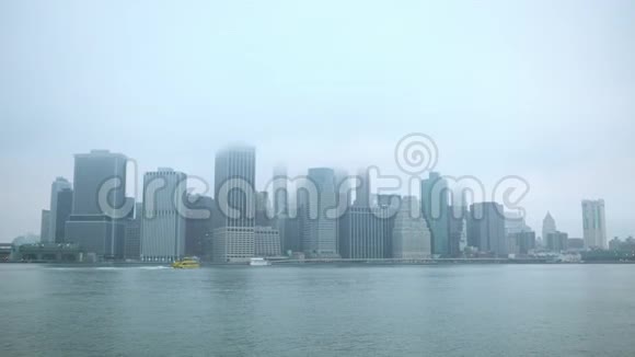 年轻摄影师在他的智能手机上拍摄曼哈顿岛的照片视频的预览图