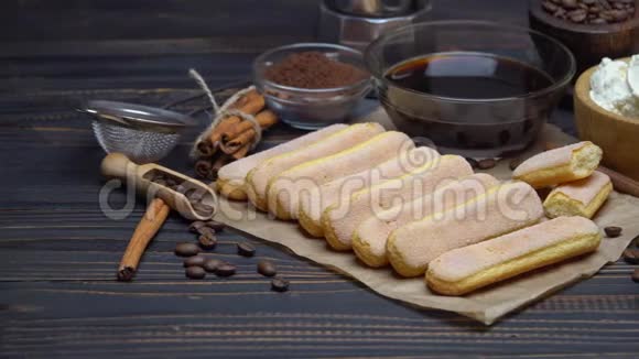 提拉米苏蛋糕烹饪萨沃亚迪手指饼干奶酪和咖啡视频的预览图