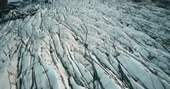 冰岛国家公园冰谷的俯视图在瓦特纳霍克尔火山灰的白色冰川上飞行视频的预览图