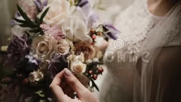 婚礼花束的年轻明亮的近景女人看和触摸自然的花组成视频的预览图