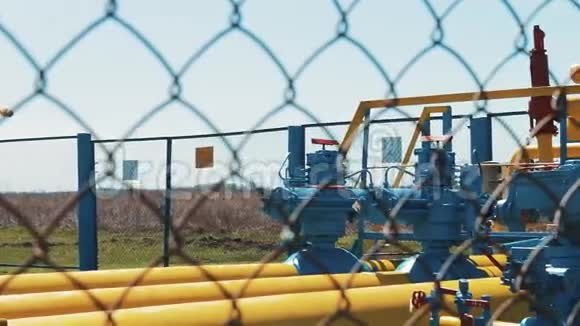油加工储存站原油加工厂带有压力传感器和阀门的燃气管道生产视频的预览图