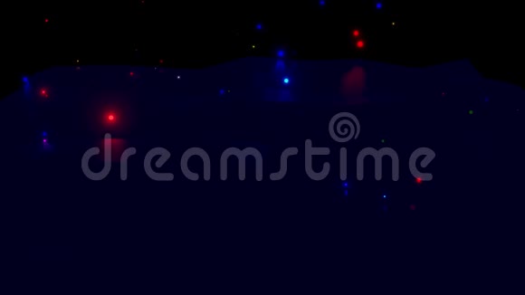 低多色球落下的多色球表面带有霓虹灯的4k抽象黑暗创意背景视频的预览图