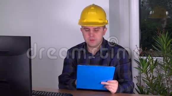 成功的建筑主管房地产经纪人在办公室做电脑工作视频的预览图
