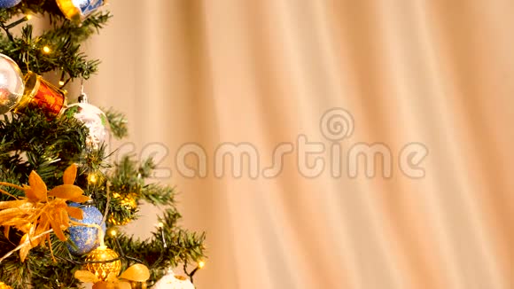 在圣诞树上挂满闪烁的花环视频的预览图