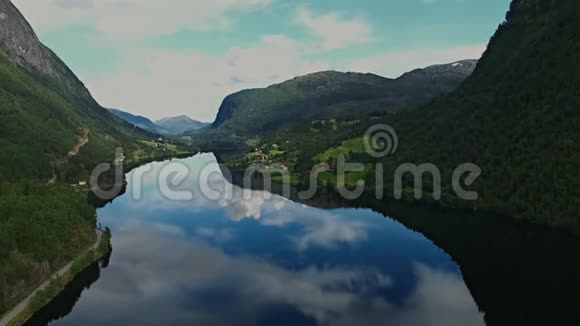 挪威山区和村庄全景视频的预览图