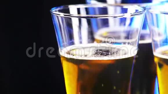 三杯啤酒旋转顶部视频的预览图