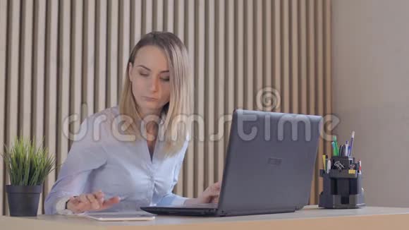 带着文件和笔记本电脑的忧郁的女商人视频的预览图