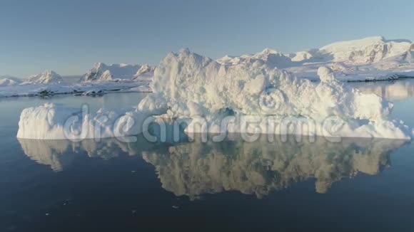 冰山融化清澈的海水无人驾驶俯视视频的预览图