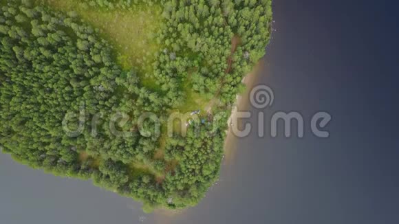 一个湖附近的绿色土壤的里亚尔片段视频的预览图