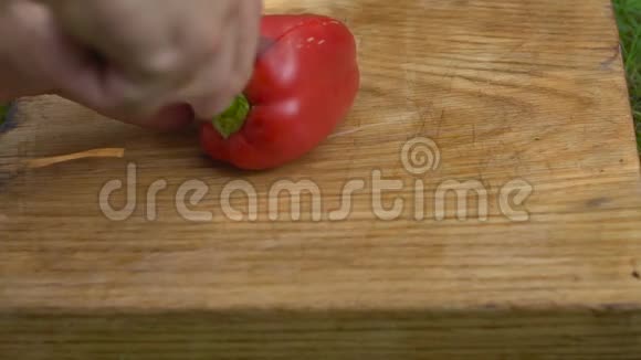 男人用刀切红辣椒视频的预览图
