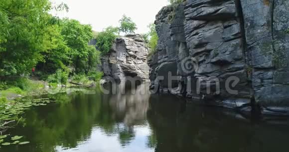 山涧小溪河流和石头视频的预览图